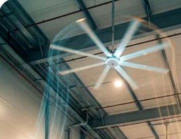 Déstratificateur d'air sous la charpente d'un gymnase