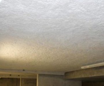 Plafond isolé d'un parking en sous-sol